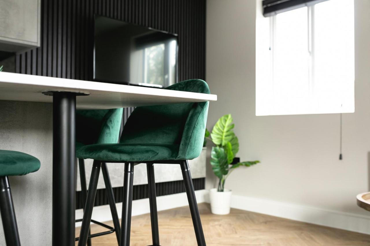 Skyvillion - Cozy Large 4 & 1 Bed Apartments In London Enfield, Mins To Tube Station, Free Wi-Fi エクステリア 写真
