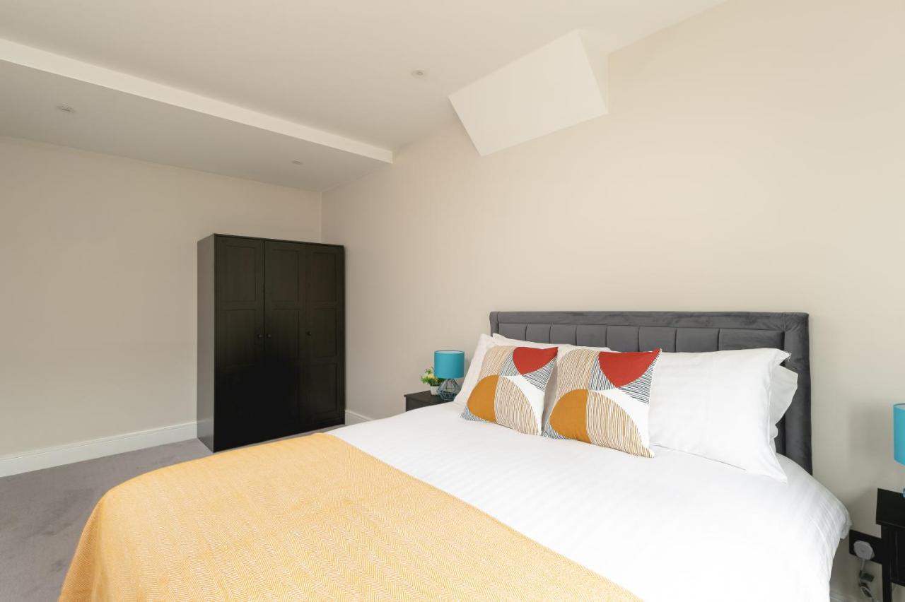 Skyvillion - Cozy Large 4 & 1 Bed Apartments In London Enfield, Mins To Tube Station, Free Wi-Fi エクステリア 写真