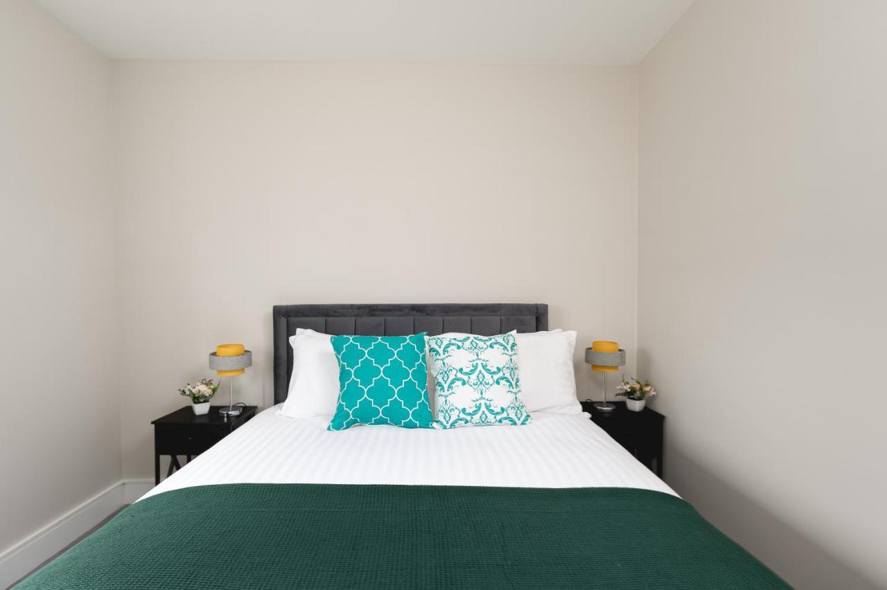 Skyvillion - Cozy Large 4 & 1 Bed Apartments In London Enfield, Mins To Tube Station, Free Wi-Fi エクステリア 写真