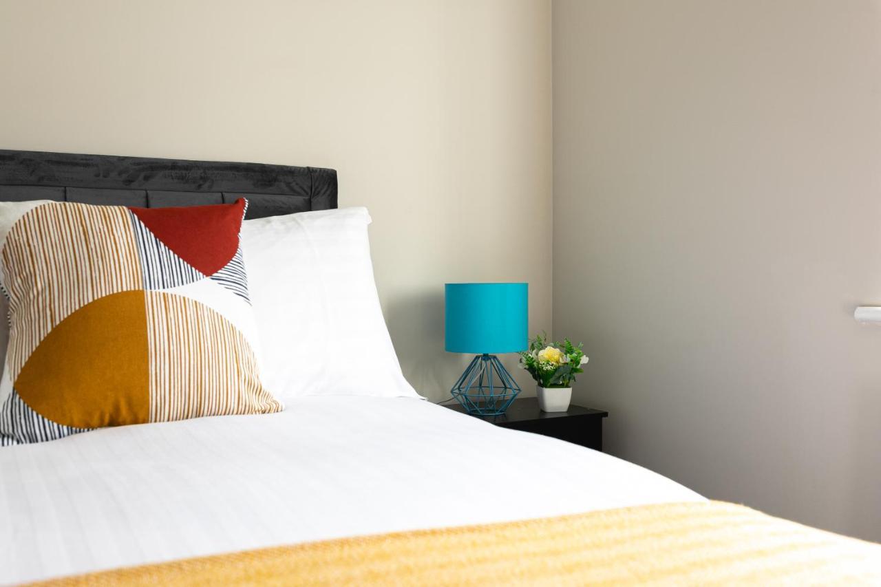 Skyvillion - Cozy Large 4 & 1 Bed Apartments In London Enfield, Mins To Tube Station, Free Wi-Fi エクステリア 写真