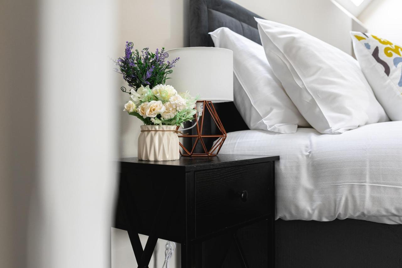 Skyvillion - Cozy Large 4 & 1 Bed Apartments In London Enfield, Mins To Tube Station, Free Wi-Fi エクステリア 写真