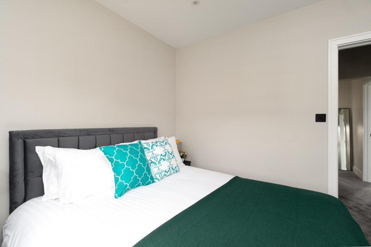 Skyvillion - Cozy Large 4 & 1 Bed Apartments In London Enfield, Mins To Tube Station, Free Wi-Fi エクステリア 写真