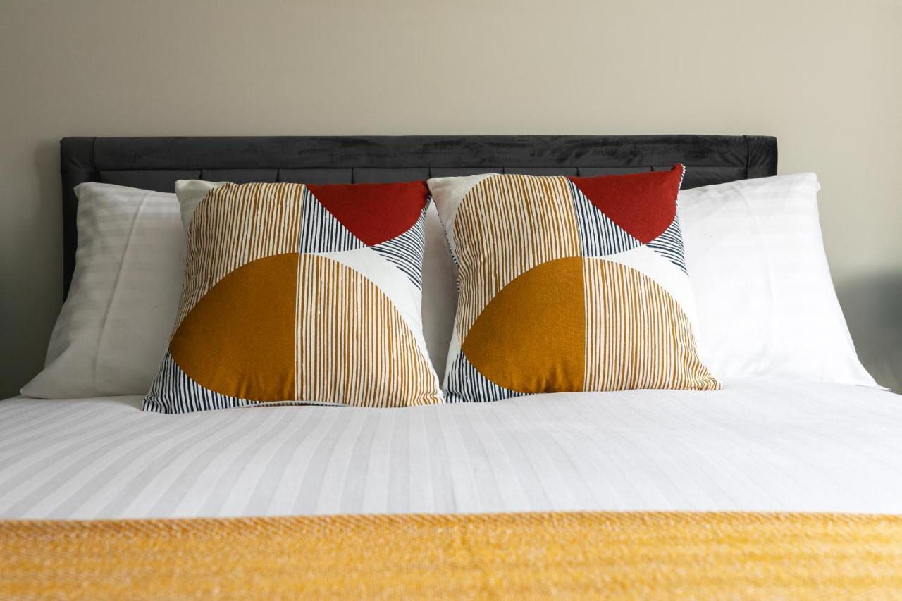 Skyvillion - Cozy Large 4 & 1 Bed Apartments In London Enfield, Mins To Tube Station, Free Wi-Fi エクステリア 写真