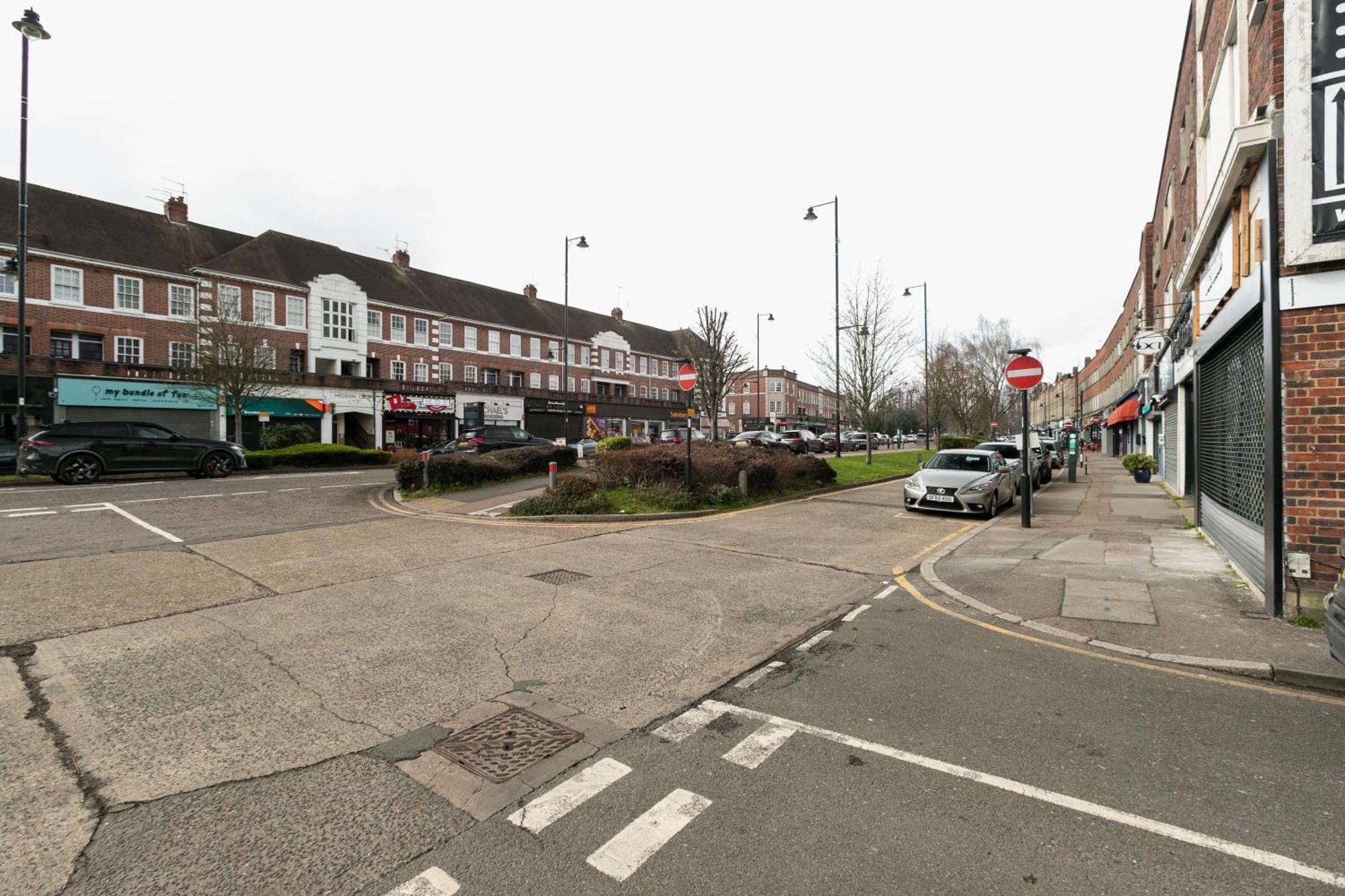 Skyvillion - Cozy Large 4 & 1 Bed Apartments In London Enfield, Mins To Tube Station, Free Wi-Fi エクステリア 写真